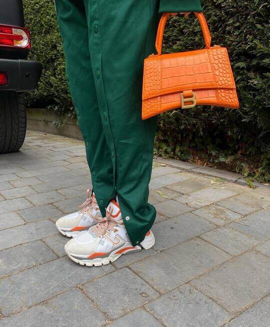 Sneakers with colored inserts