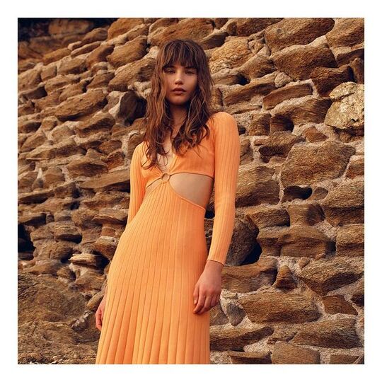 Model with necklines at the waist