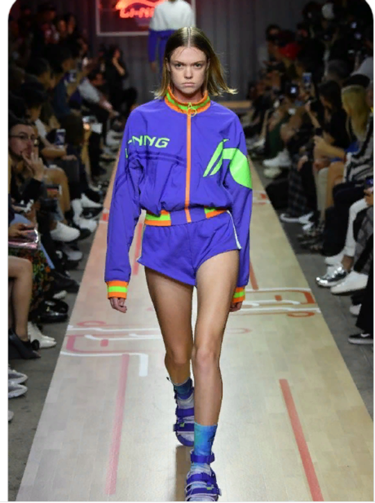 Shortened sports windbreaker