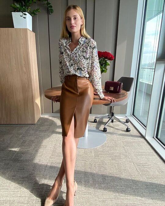 Skirt in academic style