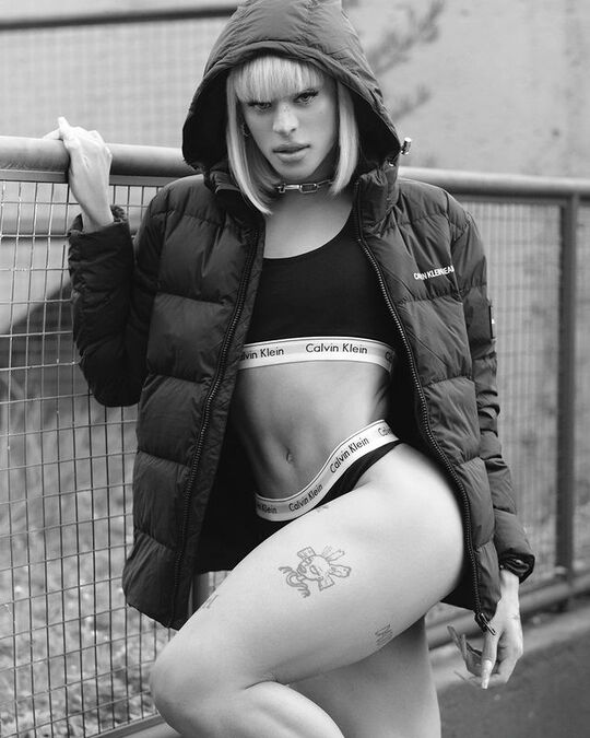 Short black down jacket