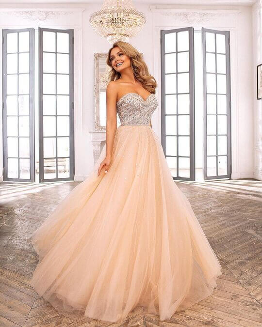 Delicate dress with a puffy skirt