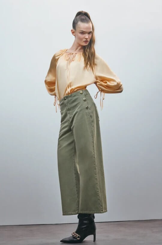 High-waisted jeans