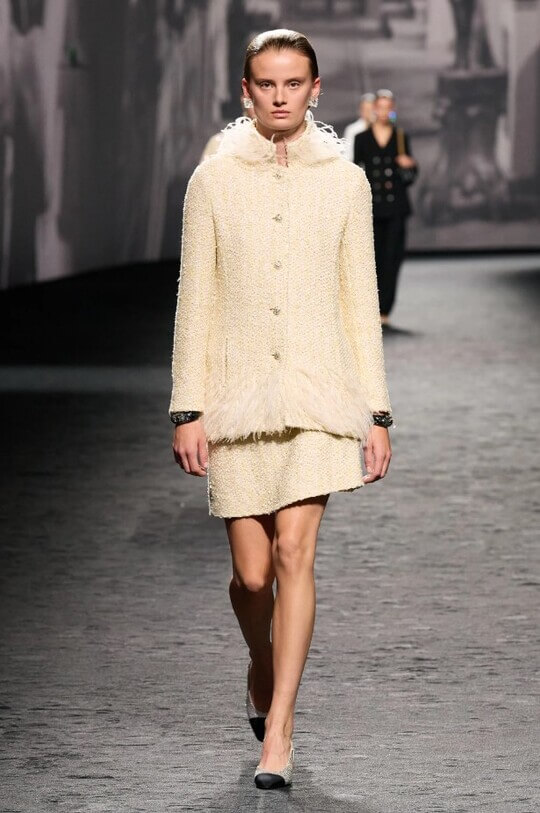 Feathers decor at Chanel Spring/Summer 2023