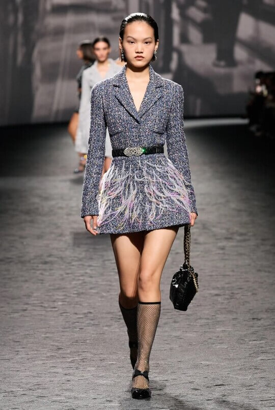 Feathers in clothing décor - trend 2023