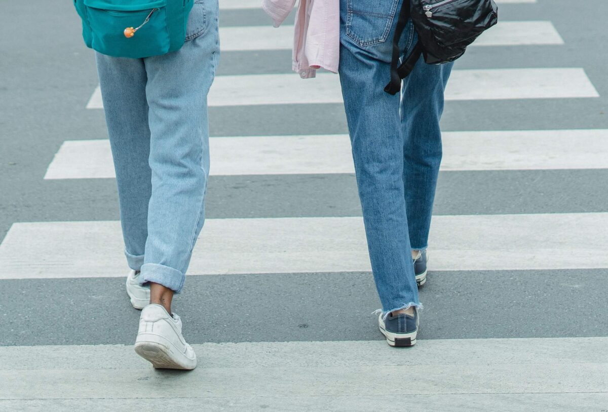 What to wear straight jeans with