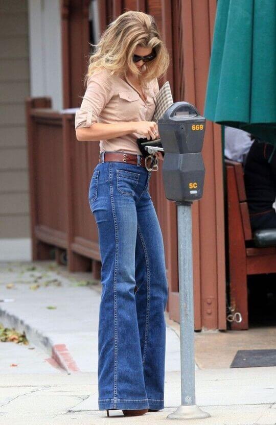 High-waisted jeans