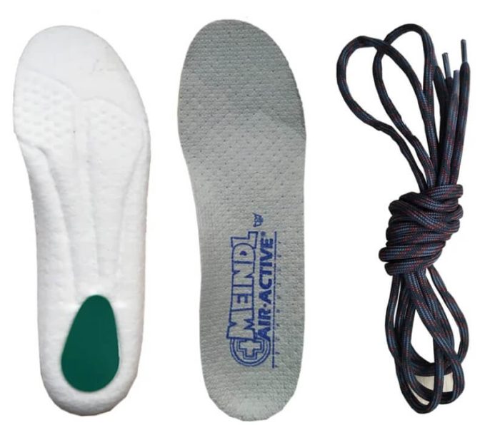 Cleaning shoelaces and insoles