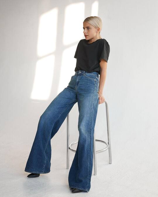 Black T-shirt with jeans-clash