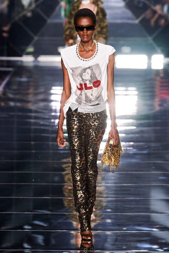 T-shirt with collars