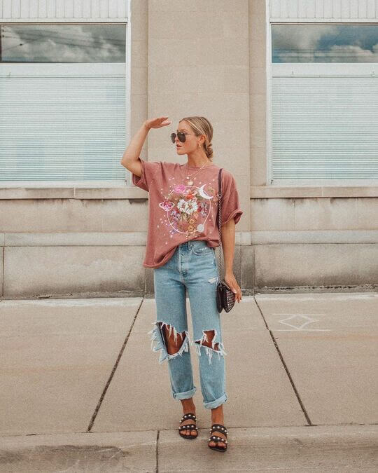 Oversize with ripped jeans