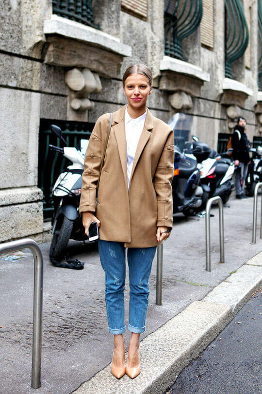 Shoes in the color of the skin of the legs visually makes legs longer.