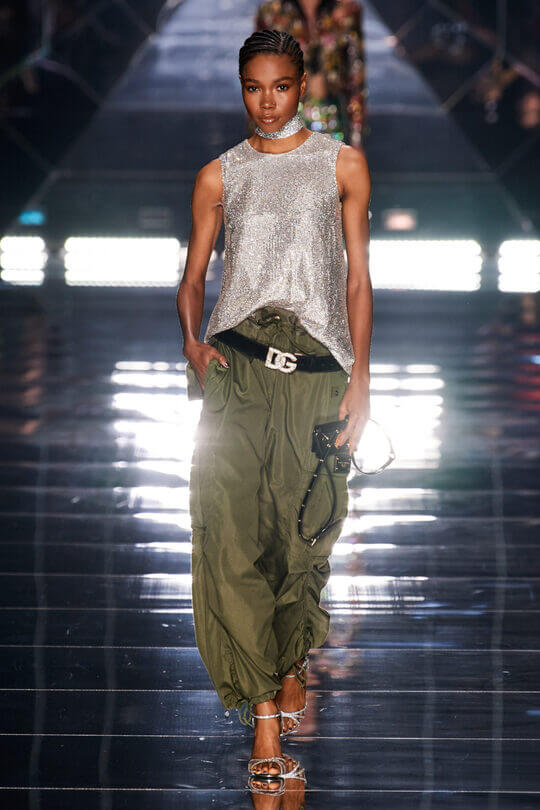 Voluminous pants to add volume to the hips