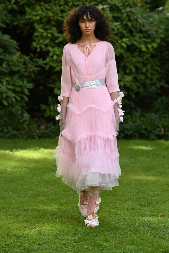 Dress with a puffed skirt visually makes the waist thinner