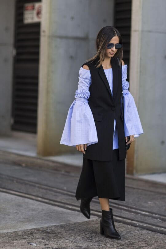 Widening sleeves visually reduce shoulders