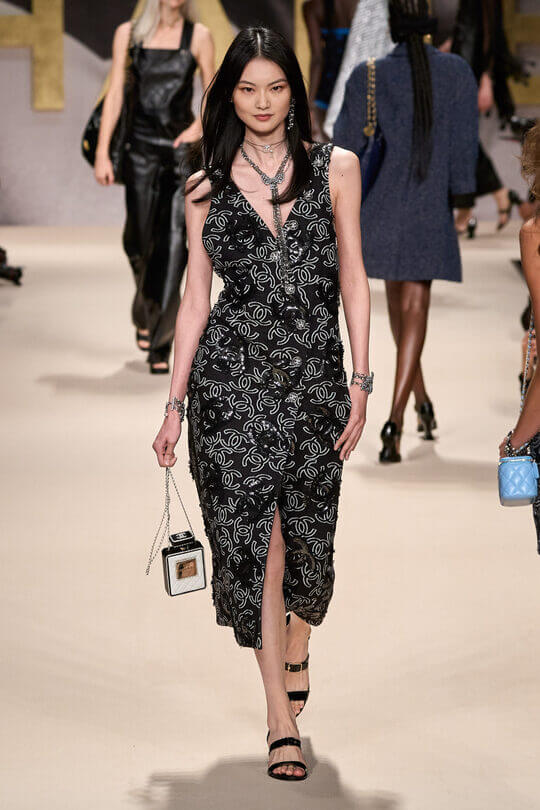 V-neckline for a slim waist