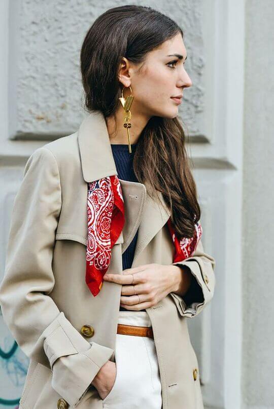 Vertical earrings visually stretch the neck