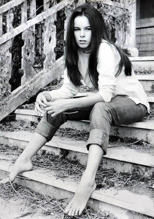 Geraldine Chaplin is Kibbe pure gamine