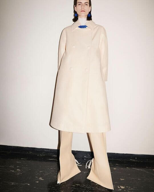 Minimalist style for the pure dramatic