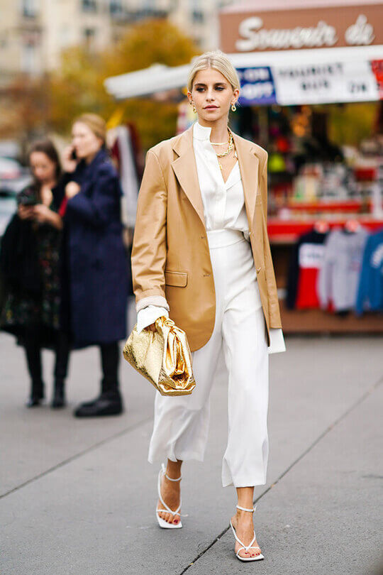 Elongated jacket for the type of flamboyant natural