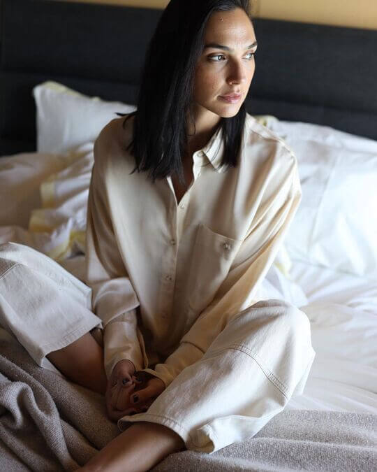 Relaxed silk shirt and cotton wide leg pants Gal Gadot