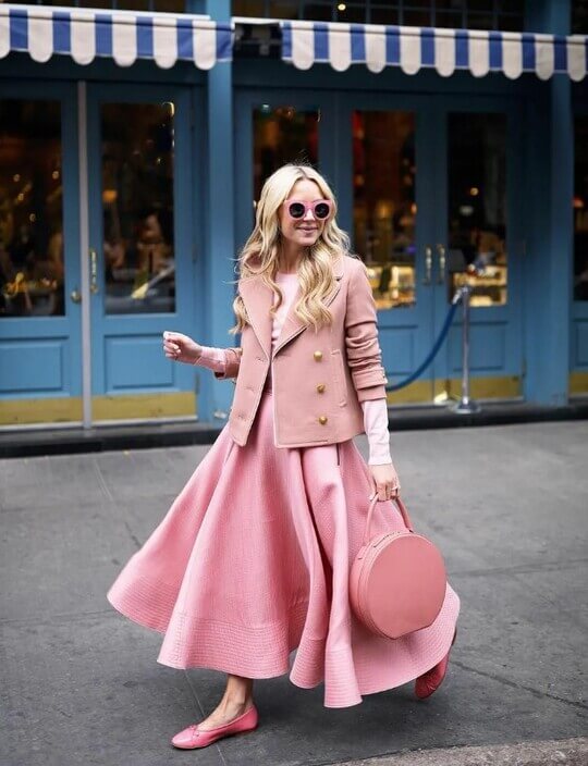 Blair Eadie color queen, pink total look