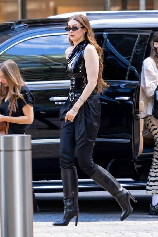 Gigi Hadid's black total look