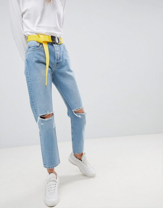 Jeans with a bright belt