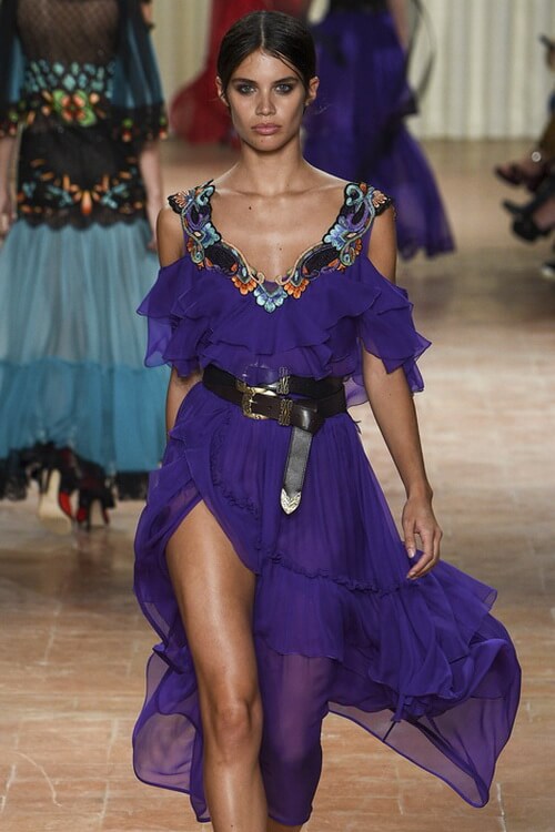 Dress with a wide belt at the Alberta Feretti fashion show