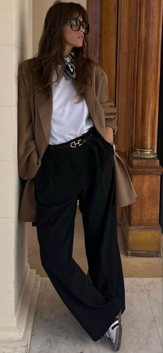 Look with black pants and sneakers